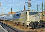 Am 17.12.2023 ist die etwas dreckige 111 082-4 der RADVE am Hbf Hannover mit einem ICE T im Schlepptau anzutreffen.