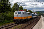 Die 111 049-3 (91 80 6111 049-3 D-GfF) der GfF - Gesellschaft f�r Fahrzeugtechnik mbH (Crailsheim) f�hrt am 02 Juli 2026 mit einem Leerzug, bestehend aus zwei ex InterRegio-Wagen der 2. Klasse mit Mehrzweckabtei (Gattung Bimdz), durch den Bahnhof Kirchen/Sieg in Richtung K�ln. Nochmals einen lieben Gru� an den freundlichen Lokf�hrer zur�ck. 

Die Lok wurde 1975 von Henschel in Kassel unter der Fabriknummer 31895 gebaut und an die Deutsche Bundesbahn geliefert. In der Lackierung gelb/wei� (wie hier) fuhr die Lok 1990 und 1991 als Lufthansa-Airport-Express die LHA-Verbindung Stuttgart–Frankfurt Flughafen. Ich finde diese Farbgestaltung steht der Lok sehr gut.  

Technik und Geschichte:
Die DB Baureihe 111 war die Nachfolgerin der Schnellzuglok-Baureihe 110. Weil nach Ende der 110er-Produktion noch immer Bedarf an weiteren schnellfahrenden E-Loks bestand, wurde Anfang der 1970er Jahre von der damaligen Deutschen Bundesbahn entschieden, auf Basis bew�hrter Teile der Baureihe 110 die Nachfolgereihe 111 zu entwickeln. Besonderes Augenmerk legte man dabei auf die Verbesserung der Laufruhe bei hohen Geschwindigkeiten durch neue Drehgestelle und verbesserte Arbeitsbedingungen f�r den Lokf�hrer. Hierzu wurde vom Bundesbahn-Zentralamt in M�nchen und dem Hersteller Krauss-Maffei der DB-Einheitsf�hrerstand entwickelt, der nach neuesten ergonomischen Erkenntnissen gestaltet wurde und bis heute bei den meisten Neubau-Lokomotiven und Steuerwagen zum Einsatz kommt.

Die Konstruktion der Baureihe 111 lehnte sich im wesentlich an die der Baureihe 110 an, wurde jedoch in Teilen entscheidend verbessert bzw. erweitert. Im mechanischen Teil ist dabei insbesondere auf die neuartigen Drehgestelle zu verweisen, die Rads�tze werden hierin �ber Lemniskatenlenker gef�hrt. F�r die Abst�tzung des Lokkastens kommen Flexicoilfedern zum Einsatz. Im elektrischen Teil der Baureihe 111 wurden die Fahrmotoren WB 372 der Baureihen 110 und 140 und deren Transformator weiterverwendet. Nachdem die Antriebskr�fte urspr�nglich �ber einen Gummiring-Kardanantrieb �hnlich dem der Baureihe 103 �bertragen werden sollten, blieb man nach Versuchen mit der dazu umgebauten 110 466 beim bew�hrten Gummiringfederantrieb der Baureihe 110, da der Antrieb der Baureihe 103 erst jenseits von 160 km/h wesentliche Vorteile hatte. Auf dem Dach waren die neuen Einholm-Stromabnehmer Bauart SBS 65 vorgesehen, welche jedoch bei den Maschinen der ersten bis dritten Serie (111 001–146) nur zum Teil verwendet wurden und kurz darauf wieder abgebaut und gegen Scherenstromabnehmer der Bauart DBS 54 ausgetauscht wurden, da die Einholmstromabnehmer f�r die Baureihe 103 ben�tigt wurden. Deshalb fahren Loks der ersten Serien teilweise bis heute mit Scheren-Stromabnehmern DBS 54a. Ab 111 147 wurde dann ausnahmslos der SBS 65 verwendet, ab der f�nften Bauserie (ab 111 179) dessen Weiterentwicklung SBS 81. 

Die Platzierung des Trafos aufrecht in der Mitte des Maschinenraums wurde beibehalten, die Aufteilung des Maschinenraums jedoch so modifiziert, dass es vor und hinter dem Transformator nur einen mittigen Maschinenraumgang gibt. Die Schaltung der Fahrmotoren erfolgt in bew�hrter Manier hochspannungsseitig mittels elektromotorisch betriebenen Schaltwerks in 28 Fahrstufen �ber Thyristor-Lastschalter. Die Motoren k�nnen als elektrische Bremse genutzt werden, sie arbeiten dann jeder auf einen eigenen Bremswiderstand. Bremsleistung und Bremskraft konnten im Vergleich zur Baureihe 110 gesteigert werden. Die entstehende W�rme wird �ber Dachl�fter abgef�hrt, welche nun vom Bremsstrom angetrieben werden. Geregelt wird die Bremse �ber einen Hallgenerator, wie er bereits bei der letzten 110er-Serie zum Einsatz kam. Neben der elektrischen Bremse sind auch eine mehrl�sige Druckluftbremse, eine pneumatische, direkt wirkende Zusatzbremse sowie je Drehgestell eine Spindelhandbremse vorhanden. Bei Betriebsbremsungen werden �ber das F�hrerbremsventil die indirekte und �ber den gekuppelt mitgef�hrten Bremssteller die elektrische Bremse angesteuert, mit deren Wirksamkeit die indirekte Druckluftbremse der Lok deaktiviert wird. Lediglich bei Schnellbremsungen wirken sowohl Druckluft- wie auch die elektrische Bremse. F�llt die Elektrische Bremse aus, steht sofort in vollem Umfang die indirekte Druckluftbremse zur Verf�gung. Gegenw�rtig wird bei den 111ern ein elektronischer Gleitschutz nachger�stet, welcher sowohl auf die Druckluft- wie auch die Elektrische Bremse wirkt, nachdem die 111 in den Herbstmonaten stets zur Flachstellenbildung neigte.

Von den Loks der Baureihe 111 wurden zwischen 1974 bis 1984 insgesamt 227 St�ck von verschiedenen Herstellern (AEG, BBC, Henschel, Krauss-Maffei, Krupp, Siemens) gebaut, ca. 60 St�ck (Stand 2026) sind noch im Bestand der DB. 

TECHNISCHE DATEN:
Spurweite: 1.435 mm (Normalspur)
Achsformel: Bo'Bo'
L�nge �ber Puffer: 16.750 mm
H�he: 4.489 mm
Breite: 3.130 mm
Drehzapfenabstand: 7.900 mm
Achsabstand im Drehgestell: 3.400 mm
Dienstgewicht:  83,0 t
Stundenleistung: 4�925 kW = 3.700 kW
Dauerleistung:  4�905 kW = 3.620 kW
Dienstgewicht: 83 t 
Anfahrzugkraft: 274 kN
Dauerleistung der elektrischen Bremse: 3.600 kW
H�chstgeschwindigkeit: 160 km/h