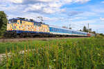Smart Rail BR 111 226 zieht eine Sonderzug mit h�bschen Wagen am 18.9.26 bei Eglharting in Richtung M�nchen.