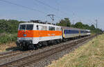 Die Lokomotive mit der Nummer 111 111-1 ist besonders bekannt,
da sie im Rhein-Ruhr-Gebiet im S-Bahn-Verkehr eingesetzt wurde
und eine auff�llige Farbgebung in reinorange/kieselgrau trug.
Am 17.06.2025 zieht ''Sally'' den (RB 37) von Neuss nach Krefeld. 