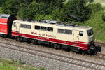 111 212 Loreley schiebt einen Regio in Richtung M�nchen am 24.06.26 bei Asbach.