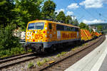 Die SR 075 / 111 075-8 (91 80 6111 075-8 D-ZUG) der smart rail GmbH (Neubiberg) im Farbkleid/mit Werbung der Firmengruppe Max B�gl, f�hrt am 15 Juli 2026 mit einem Bauzug der DB Bahnbau Gruppe, bestehend aus Weichentransportwagen und Flachwagen, durch den Bahnhof Kirchen (Sieg) in Richtung K�ln. 

Die Lok wurde 1977 von Krauss-Maffei in M�nchen-Allach unter der Fabriknummer 19833 gebaut und an die Deutsche Bundesbahn geliefert. Im Jahr 2023 wurde sie an die smart rail verkauft.