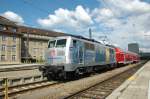 Bei bayrischen, weiblauen Himmel prsentiert sich 111 027 am 31.05.08 mit dem Pendelzug anlsslig des 70-jhrigen Bestehens des Wagenwerks Mnchen-Pasing im Hauptbahnhof