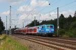 Es folgte der Maxl (111 017) mit RB 59525. Dieser wre fast einer Fotowolke zum Opfer gefallen, aber die Sonne strahlte die Lok an, whrend die Wagen im Schatten waren. Aufgenommen am 04.07.2011 in Mnchen Westkreuz.