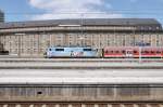 Ein Biergarten (111 066) am 17.05.12 inmitten des Mnchner Hbf