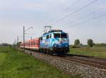 Die 111 017 mit einer S Bahn nach Bamberg am 24.04.2011 unterwegs bei Bubenreuth.