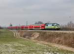 Die 111 039 mit einem RE nach Salzburg am 01.04.2013 unterwegs bei Ostermnchen.
