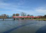 111 017 mit einem RE nach Passau am 20.03.2014 auf der Isarbrücke bei Plattling.