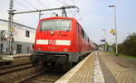 Ein Nachschuss von der 111 111 DB schiebt den RE4 aus Aachen-Hbf nach Düsseldorf-Hbf  und kommt aus Richtung