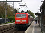 Ein Nachschuss von der 111 093 DB schiebt den RE4 aus Aachen-Hbf nach Düsseldorf-Hbf und kommt aus Richtung