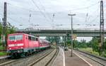 111 231 legte sich am 12.8.09 mit einer RB nach Karlstadt in Retzbach-Zellingen in die Kurve.