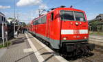 111 105 DB kommt mit dem RE4 von Dortmund-HBf nach Aachen-Hbf und kommt aus Richtung Neuss-Hbf,Mönchengladbach-Hbf,Rheydt-Hbf,Wickrath,Beckrath,Herrath und fährt in Erkelenz ein und
