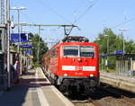 111 093 DB kommt mit einem RE4 Verstärkerzug von Düsseldorf-Hbf nach Aachen-Hbf und kommt aus Richtung Neuss-Hbf,Mönchengladbach-Hbf,Rheydt-Hbf,Wickrath,Beckrath,Herrath und fährt