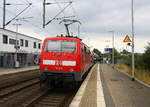 Ein Nachschuss von der 111 084 DB schiebt den RE4 aus Aachen-Hbf nach Dortmund-Hbf und kommt aus Richtung