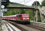 Am Donnerstag den 31.8.2017 kommt die 111 018-8 al RE3 nach Heilbronn durch Neckargerach durchgefahren, der nächste Halt für den Zug ist Neckarelz.