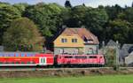 Mitzieher der nicht gerade sehr gepflegten, 111 096 mit dem Wupper Express am 3.10.2017 Übach-Palenberg / Rimburgins im Wurmtal unterwegs.