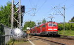 Ein Nachschuss  von der 111 093 DB schiebt den RE4 aus Aachen-Hbf nach Dortmund-Hbf und kommt aus Richtung Aachen-West,Laurensberg,Richterich, und fährt durch Kohlscheid in Richtung