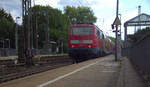 Ein Nachschuss von der 111 054 DB schiebt den RE4 aus Dortmund-Hbf nach Aachen-Hbf und kommt aus Richtung
