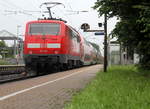Ein Nachschuss von der 111 129 DB schiebt den RE4 aus Aachen-Hbf nach Dortmund-Hbf und kommt aus Richtung Aachen-West,Laurensberg,Richterich, und fährt durch Kohlscheid in Richtung