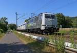 Am 15.07.2018 überführte die Railadventure 111 210-1 die 189 289 (ES 64 F4-289) auf Rollböcken zwischen Schutzwagen nach Dessau. Aufgenommen in Wehretal-Reichensachsen.