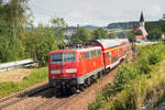 Nachschuss bei Hausbach auf 111 193-9, die am 15.08.2018 ihren Regionalexpress nach Passau schiebt.
