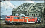 111160 verläßt hier am 9.5.2001 um 14.37 Uhr mit dem Dosto aus Münster kommend die Hohenzollernbrücke in Köln und fährt in den HBF Köln ein.