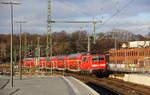 Ein Nachschuss von der 111 122 DB schiebt den RE4 aus Aachen-Hbf nach Dortmund-Hbf  und kommt aus Richtung Aachen-Hbf,Aachen-Schanz,Aachen-West,Laurensberg,Richterich,Kohlscheid und hilt in