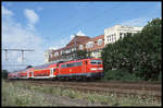 DB 111089 fährt hier am 4.8.2002 um 12.28 Uhr mit ihrem Dosto aus Richtung Osnabrück kommend in den Bahnhof Melle ein.