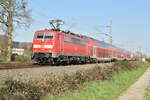 111 118 schiebt einen RE4 nach Dortmund durch Kleinenbroich . Montag den 1. April 2019