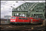 111159 verlässt hier am 12.2.2005 mit einem Dosto die Hohenzollernbrücke und fährt in den HBF Köln ein.
