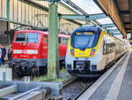 BR 111 043-6 neben Abellio ET 8442 808 als RB17c nach Bruchsal in Stuttgart Hbf, 25.09.2019.
