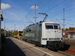 Die modernisierte (LED-Lampen)  Bügelfalte  von RailAdventure ohne Loknummer an der Stirnseite (es ist die 111 210) von Hamburg kommend mit Gleisarbeitsfahrzeug GKW 301 (D-DB 99 80 9420 003-2)