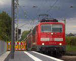 111 037-8 DB kommt die Kohlscheider-Rampe hoch aus Richtung Neuss,Herzogenrath mit einem RE4 Verstärkerzug aus Düsseldorf-Hbf nach Aachen-Hbf und hält in Kohlscheid und fährt dann