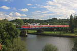 Am 07.08.2012 überquert eine unbekannte 111 mit n-Wagen-Park als RE Mannheim-Stuttgart bei Bad Friedrichshall-Jagstfeld den Neckar.