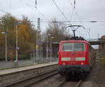 Ein Nachschuss von  der 111 012 DB schiebt den RE4 aus Aachen-Hbf nach Dortmund-Hbf und kommt aus Richtung