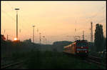 Im Gegenlicht der untergehenden Sonne kommt hier am 7.10.2007 um 18.34 Uhr die DB 111014 mit dem RB aus Münster in Hasbergen an.