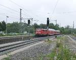 111 023 mit einer RB nach Landshut bei der Einfahrt in Moosburg: Außergewöhnlich ist hier die Zugbildung aus einem Doppelstockwagen und Wittenberger Steuerwagen, die so im Juni und Juli 2013
