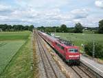 111 211 schiebt fünf n-Wagen nach Landshut durch Pulling am sommerlichen Nachmittag des 26.6.2013
