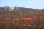 Zwei Loks der Baureihe 111 vor der beeindruckenden Kulisse des Berger Denkmals in Witten auf dem Weg in Richtung Wuppertal.