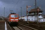 Am 25.5.2005 fährt ein RE aus Kassel vor einem Gewitter in Friedberg ein.