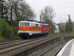 Frisch lackiert in neuer alter Farbgebung ist 111 111-1 in kieselgrau-orange mit der roten 111 150-9 vom Werk Dessau nach Dortmund unterwegs.