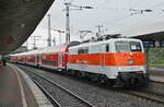 111 111-1 verlässt mit dem RE 3-Ersatzzug nach Hamm am 10.08.2021 den Duisburger Hauptbahnhof.