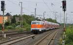 Auch am 12.08.2021 war die 111 111-1 vor dem RE 3-Ersatzzug im Einsatz, hier fährt sie auf dem Weg von Hamm nach Duisburg im Hauptbahnhof Gelsenkirchen ein