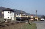 111 083 mit Fern-Express (FD) in Richtung Süden am heute nicht mehr existierenden Posten 136 bei Hünfeld (Mai 1988).