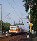 111 184 im August 1983 mit der damaligen  Starleistung  am Rhein, dem IC 566  Goethe , der an Mo-Fr von Frankfurt nach Düsseldorf verkehrte und planmäßig mit einer S-Bahn-111 bespannt