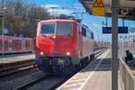 111 213-5 ohne Schriftzug bei der Durchfahrt im Bahnhof Neustadt a.d.Aisch Richtung Nürnberg. Aufgenommen am 27.02.22.
