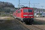 Zur Abwechslung mal wieder eine 111er auf der Südbahn (||) - Am 13.04.2022 erreicht 111 169 mit den Wagen des RE 5 / 4223 von Stuttgart nach Lindau-Reutin den Bahnhof von Biberach (Riß)