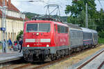 Lok 111 067 mit dem URLAUBS-EXPRESS 1879 nach Lörrach kurz vor der Abfahrt in Binz. - 23.07.2022
