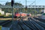 Ausfahrt von 111 012 mit den Wagen des RE 5 / 4206, Lindau-Reutin - Stuttgart aus dem Bahnhof von Biberach (Riß) am 04.08.2022