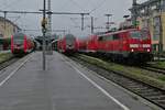 111 139-2 mit einem Leerwagenzug bei der Ausfahrt aus dem Bahnhof von Friedrichshafen am 19.08.2022.